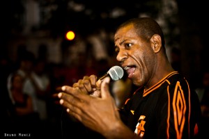  Dj Dollores singing in Brasil Central Station (Rio de Janeiro)