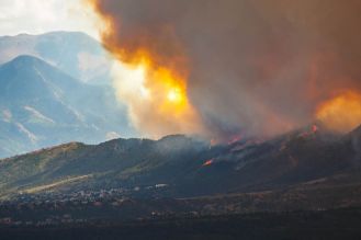 800px-Waldo_fire_approaching_Mountain_Shadows_1