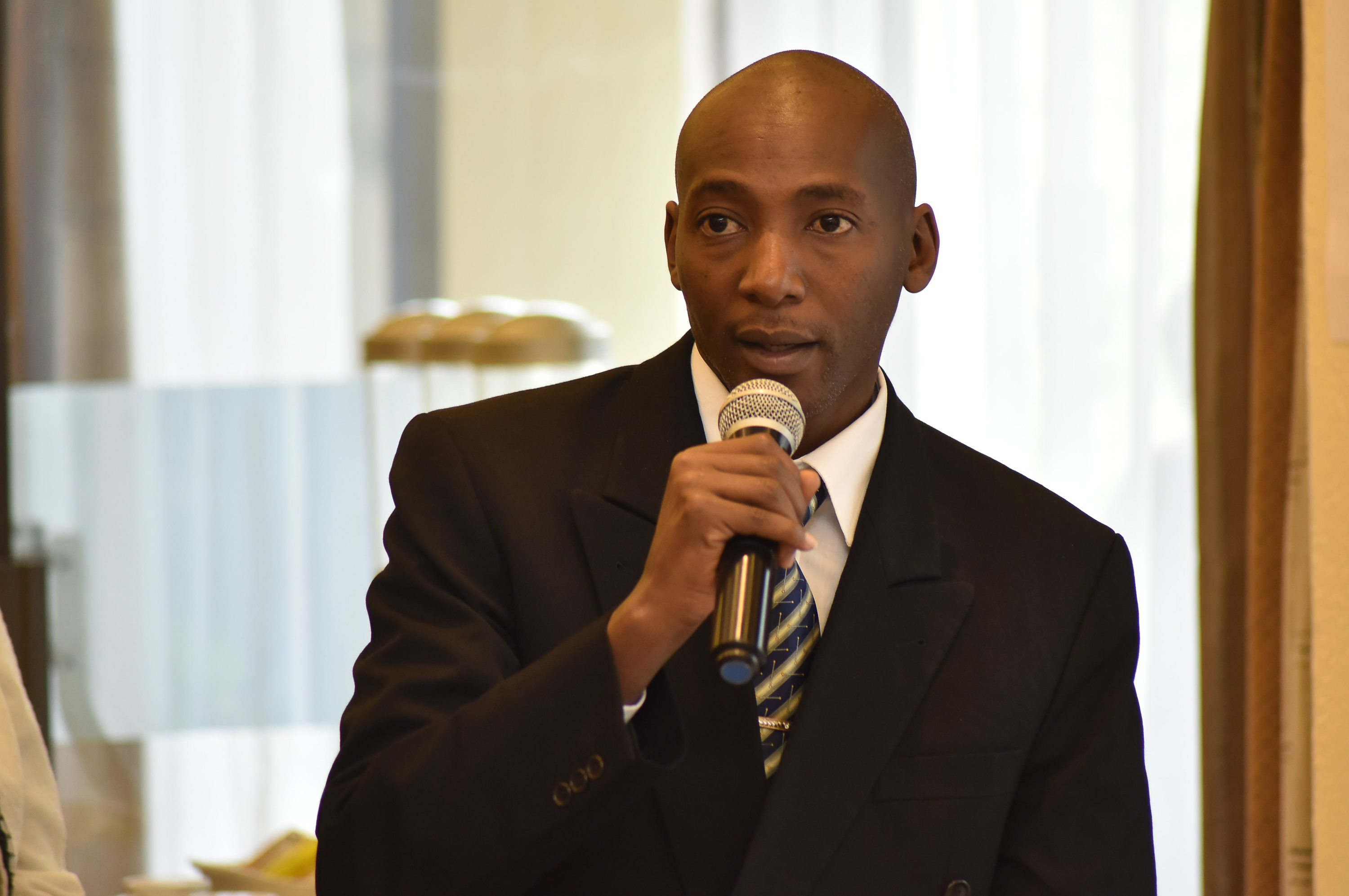 Alexander_Nderitu_speaking_during_a_Worldreader_workshop[1]